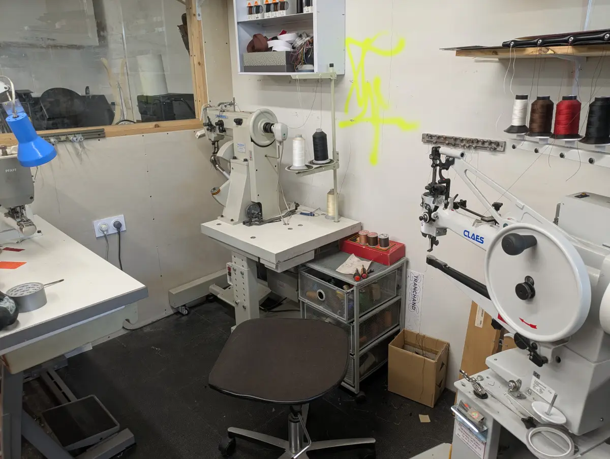 Machines à coudre Claes et Pfaff dans l'atelier de cordonnerie