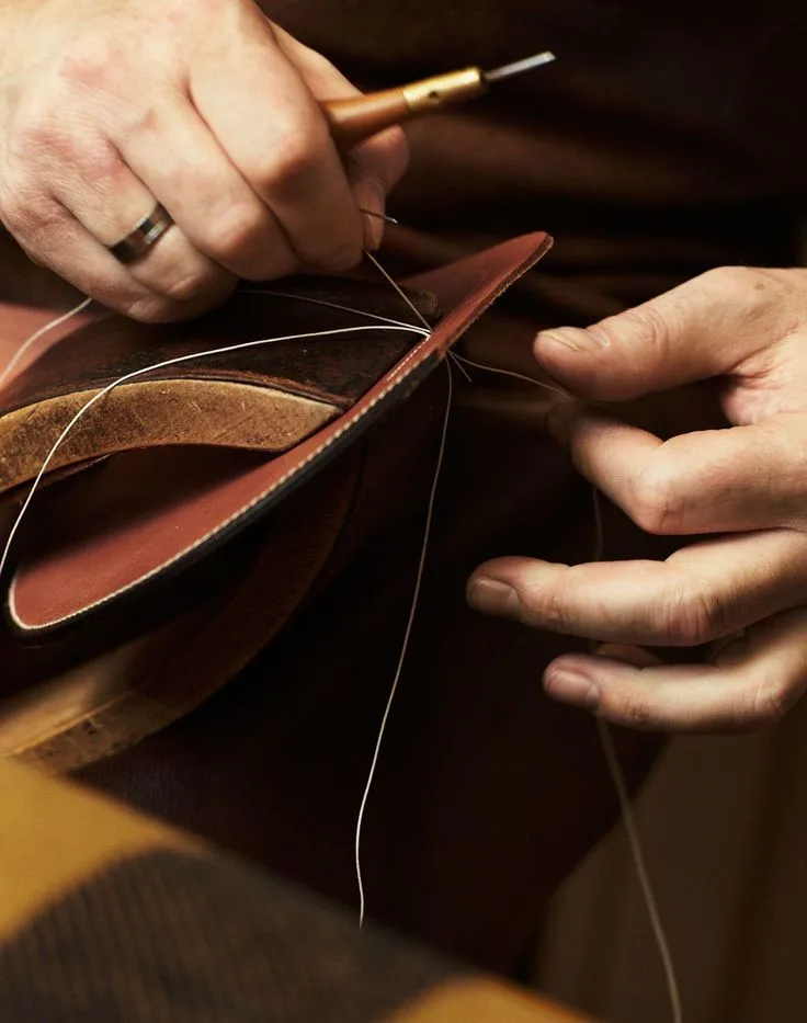 Couture à la main d'une semelle en cuir