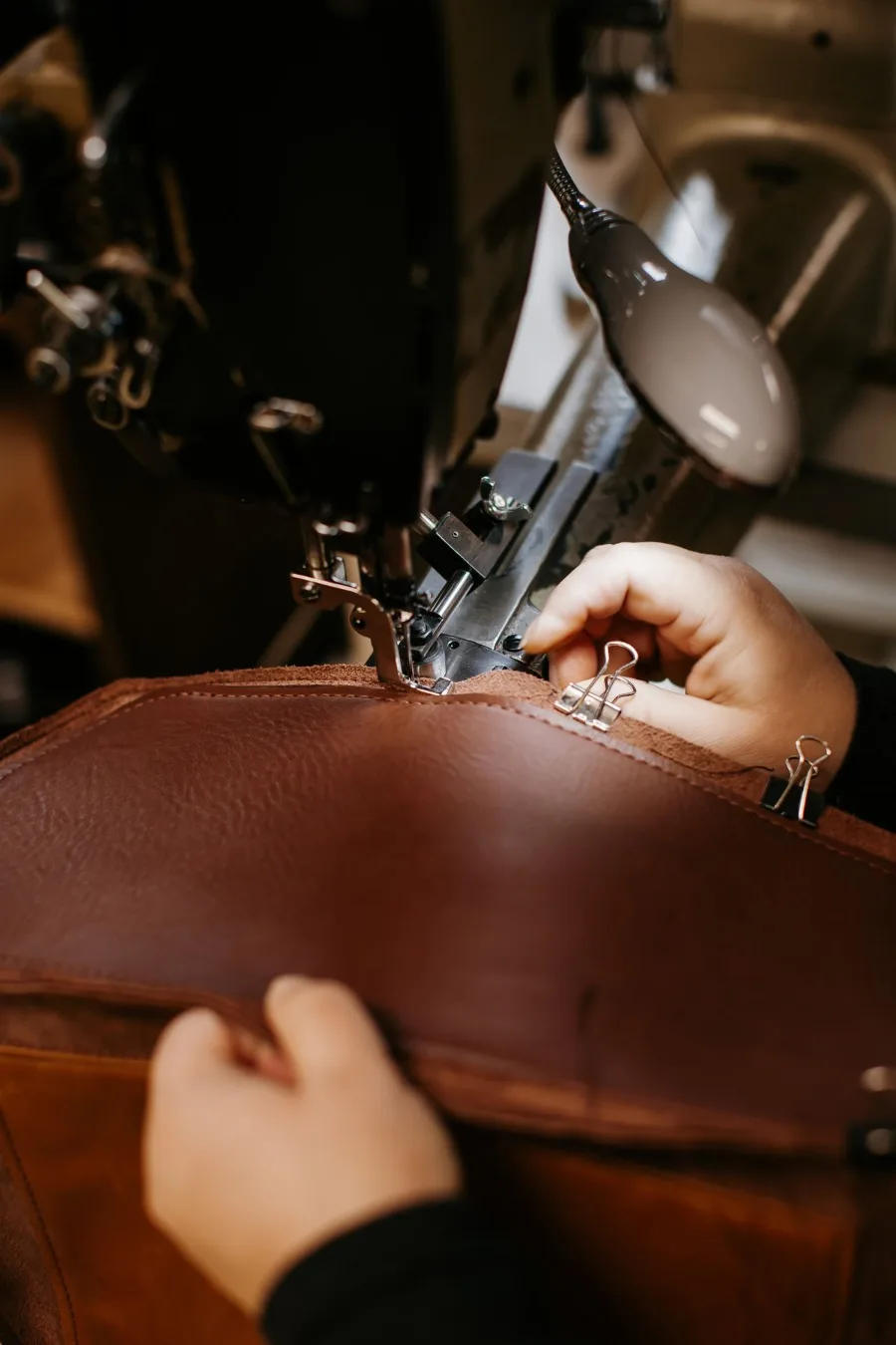 Couture d'une pièce de cuir à la machine