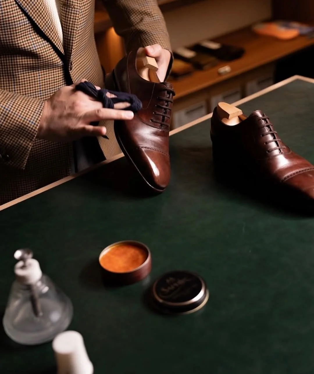 Lustrage d'une paire de chaussures en cuir