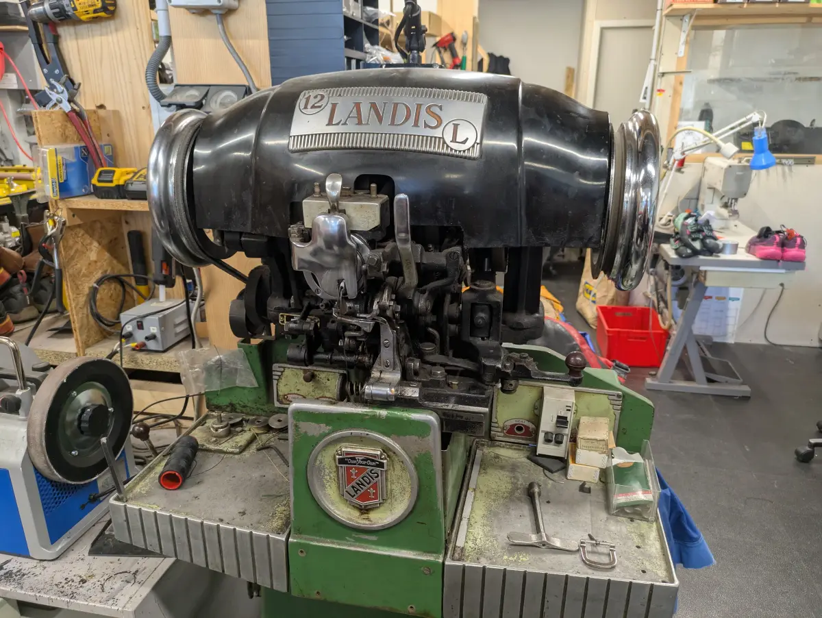 Machine à coudre Landis utilisée pour le ressemelage des chaussures de montagne