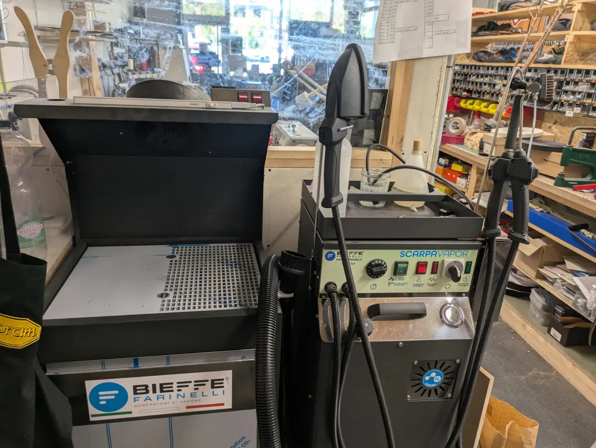Générateur de vapeur pour le nettoyage et la remise en forme des chaussures