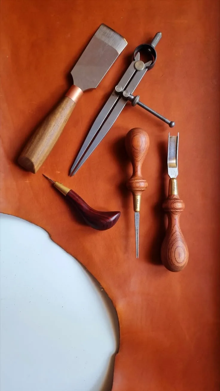Outils de cordonnier posés sur du cuir