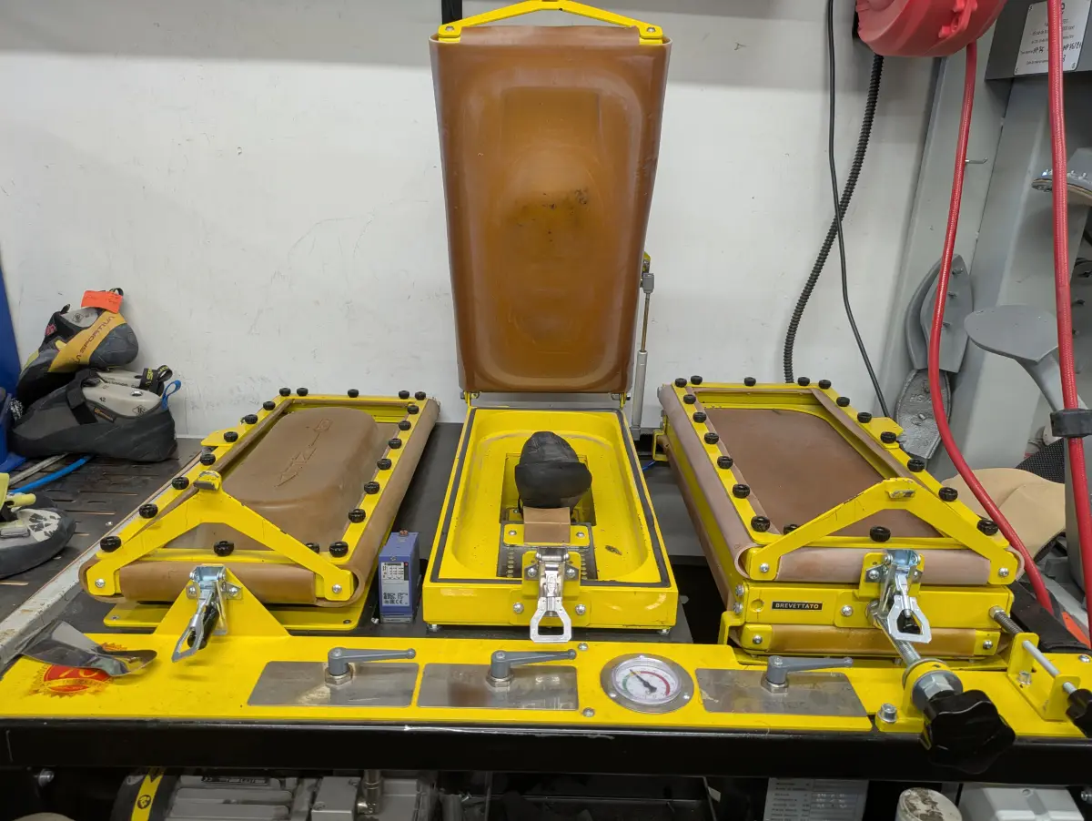 Ressemelage de chaussons d'escalade sous presse