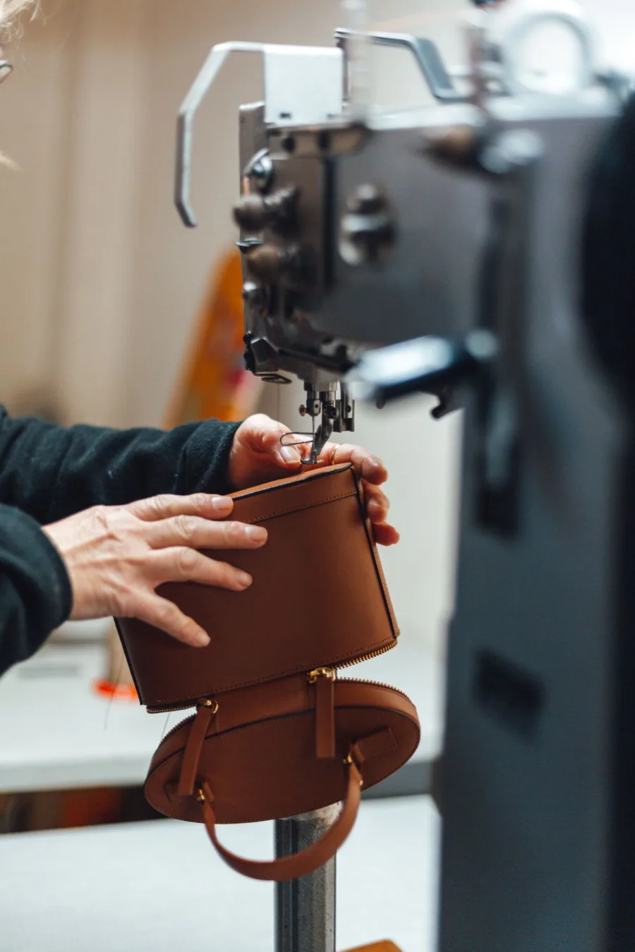 Réparation d'un sac en cuir à la machine